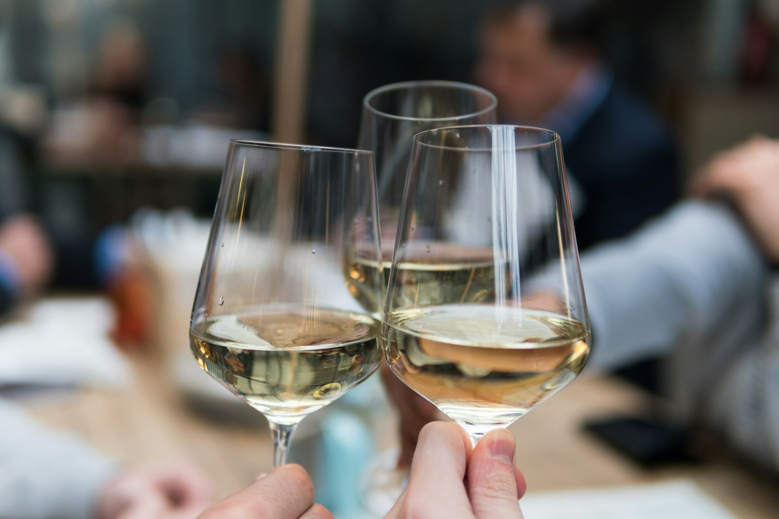 Servicio de vino preparado para una experiencia reservada